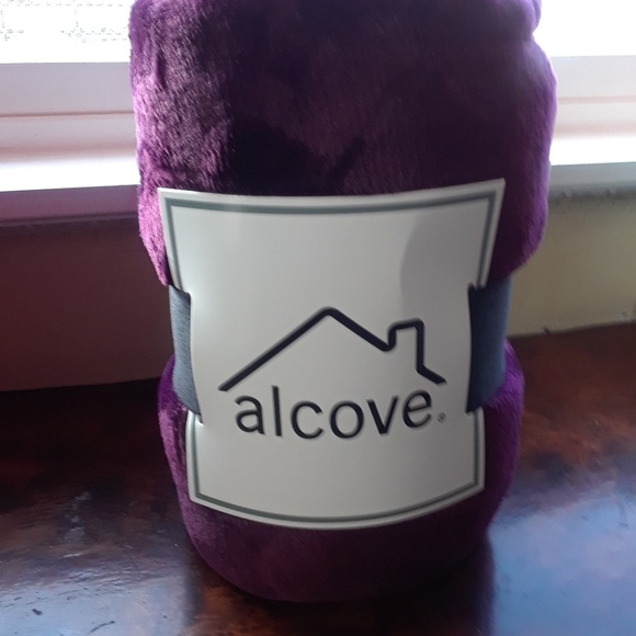 Alcove Other - 🌻 Brand New 🌻 Wine Colored Plush Blankets